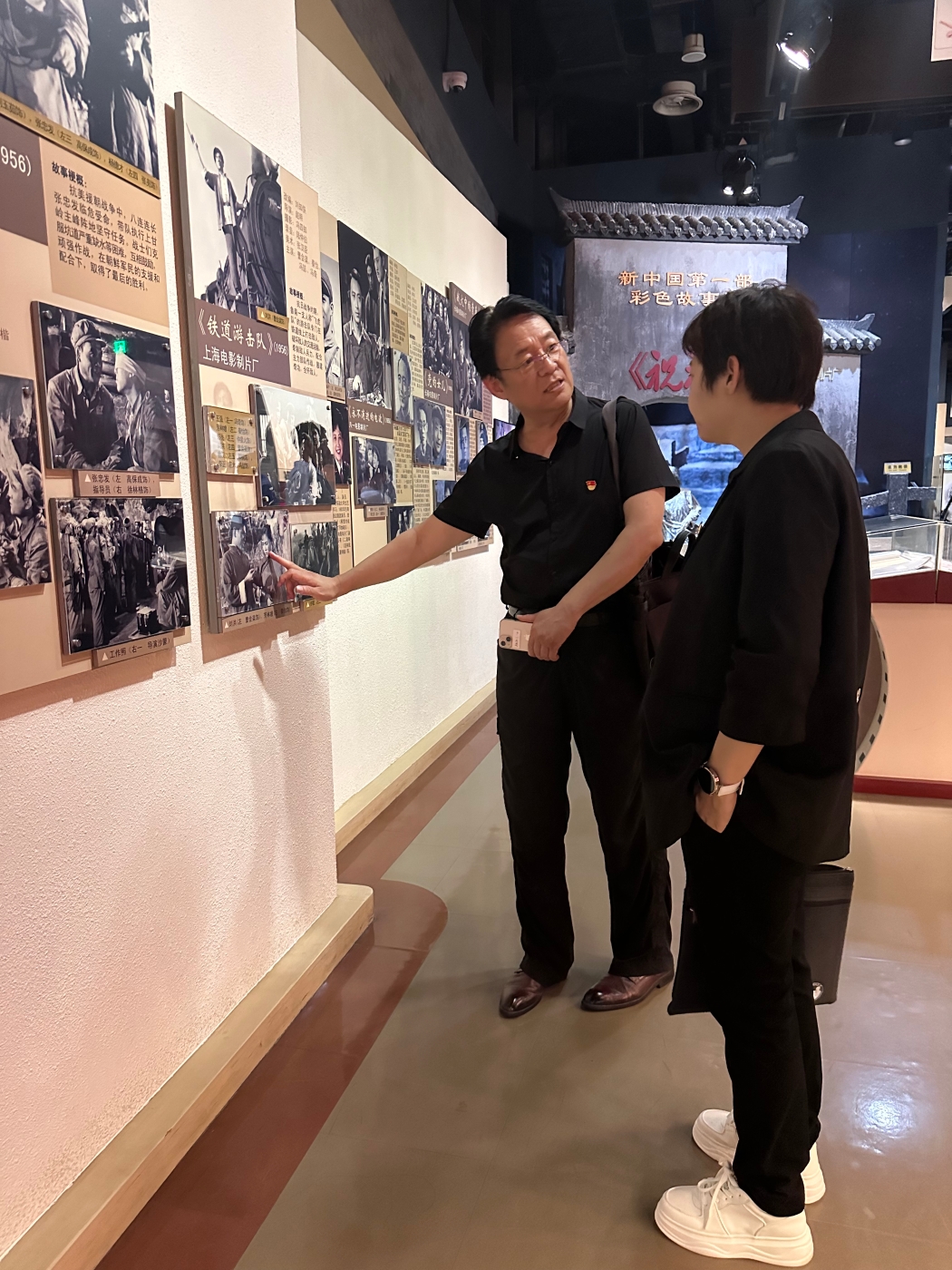 认真观看展板2 认真观看展板2