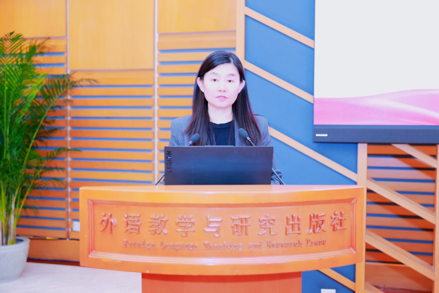 党委委员李会钦同志宣读参加入党宣誓仪式的新党员名单 党委委员李会钦同志宣读参加入党宣誓仪式的新党员名单