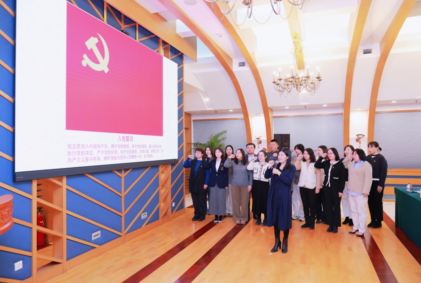 王芳书记带领新党员庄严宣誓.JPG 王芳书记带领新党员庄严宣誓.JPG