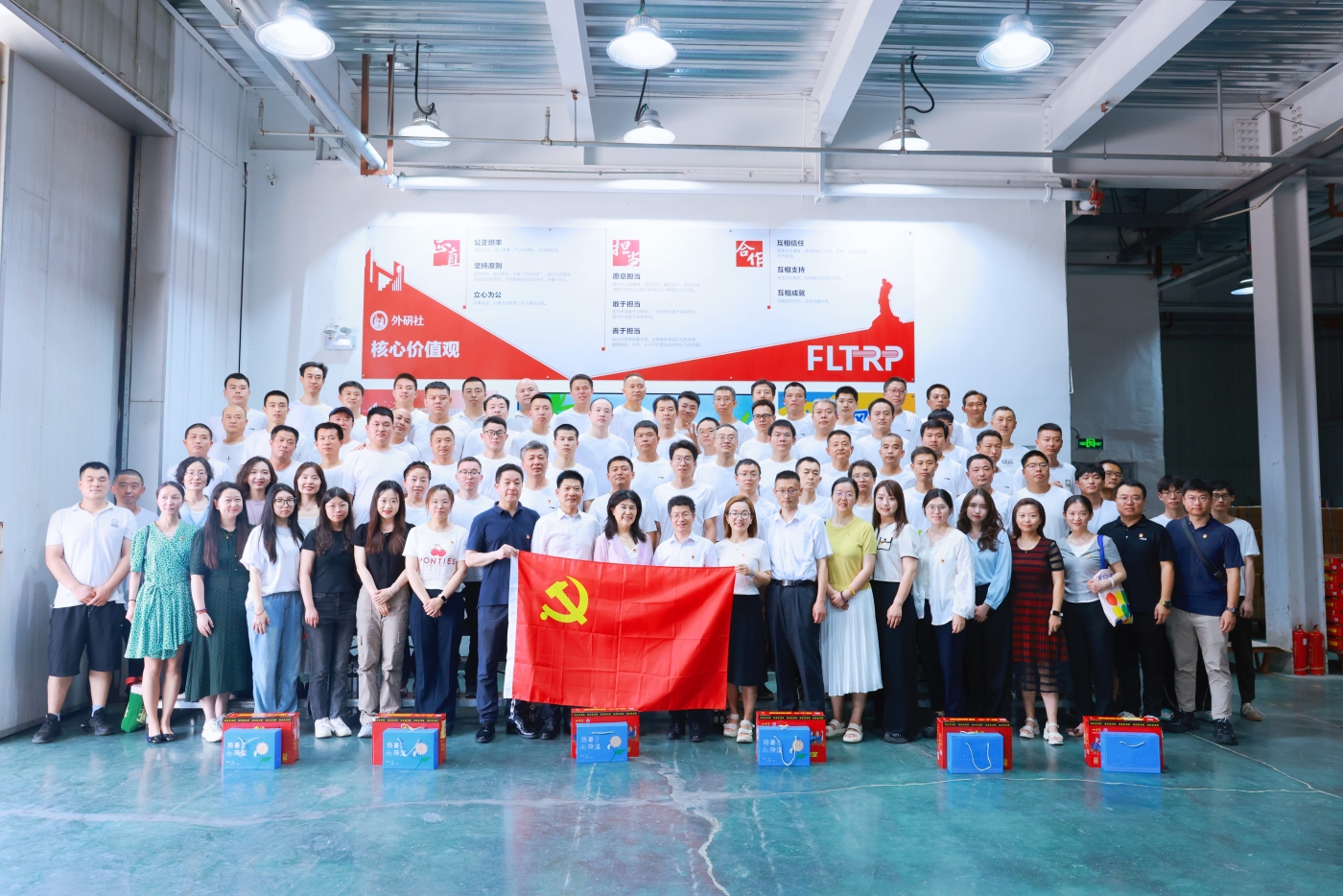 储运部全体合影.JPG 储运部全体合影.JPG