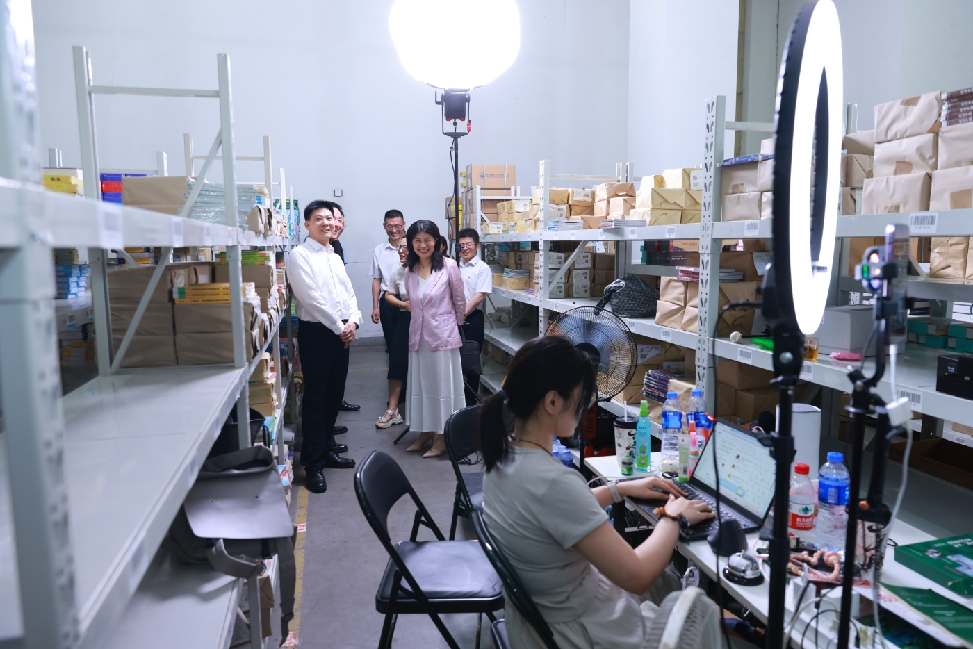 书记参观电商直播.JPG 书记参观电商直播.JPG