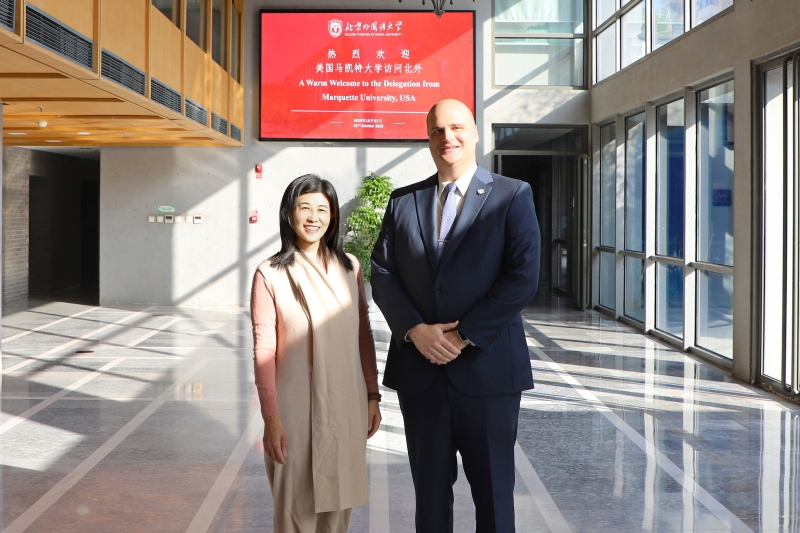 6外研集团(外研社)党委书记、董事长,外研社社长王芳与特罗耶副校长合影留念 6外研集团(外研社)党委书记、董事长,外研社社长王芳与特罗耶副校长合影留念