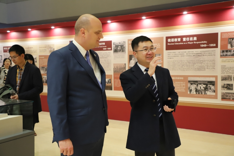 7北外教育学院常务副院长苑大勇与特罗耶副校长参观北外校史馆 7北外教育学院常务副院长苑大勇与特罗耶副校长参观北外校史馆
