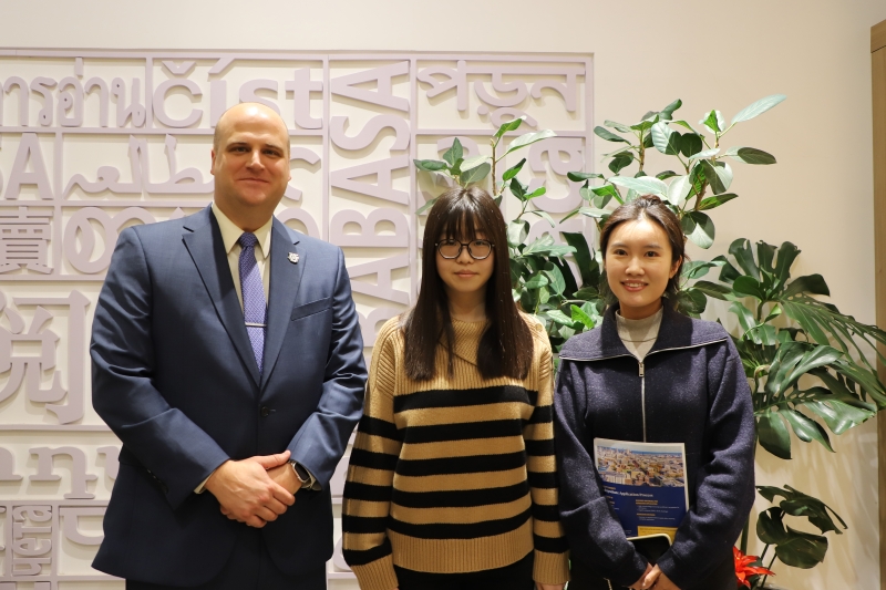 8北外国际课程中心升学指导老师刘明月、学生代表陈晓宇与特罗耶副校长合影留念 8北外国际课程中心升学指导老师刘明月、学生代表陈晓宇与特罗耶副校长合影留念