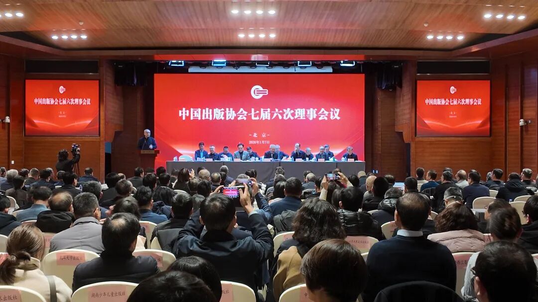 礼堂里有许多人 AI 生成的内容可能不正确。