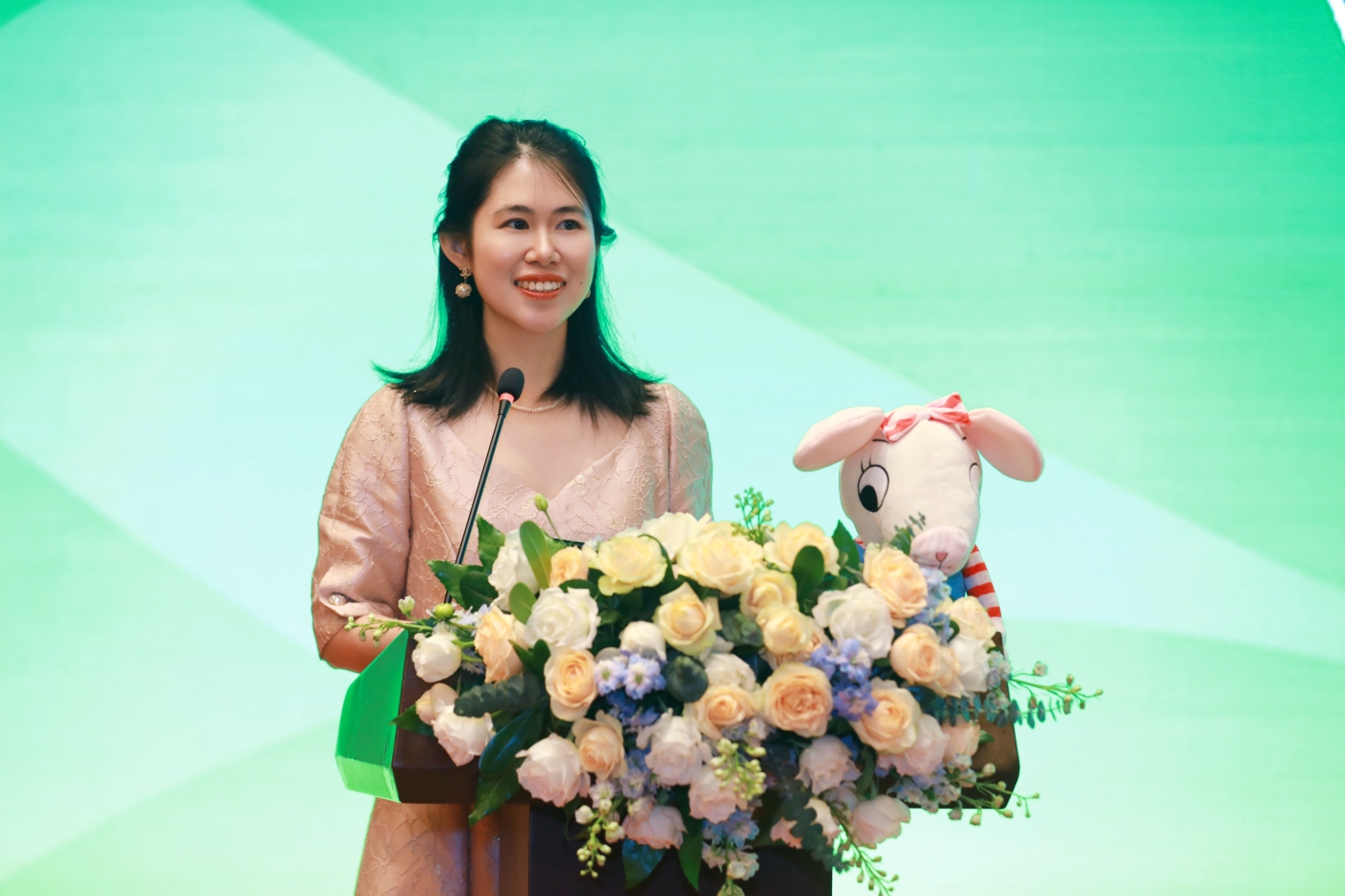 10. 主持人 外研社基础教育研究中心培训师 苗宇晨
